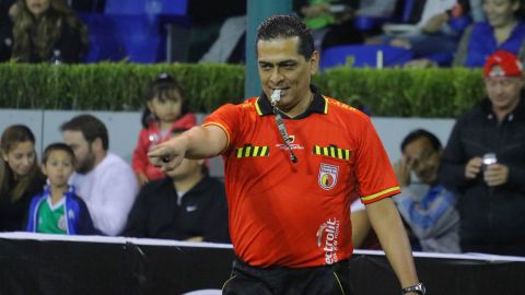 Ciudad de México, 5 de octubre de 2017. Felipe Ramos Rizo Arbitro Central, durante el partido de leyendas entre las Aguilas del América y los Pumas de la UNAM, celebrado en el Deportivo Chapultepec. Foto: Imago7/Marcos Domínguez