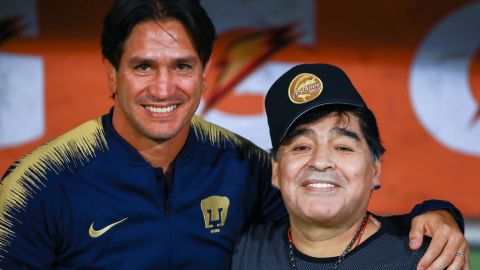 Bruno Marioni posa junto a Maradona en un partido entre Pumas y Dorados en el 2019.