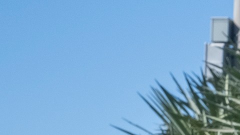 Kevin de León habla durante una conferencia de prensa en frente de MacArthur Park.