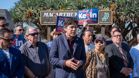 Kevin de León habla durante una conferencia de prensa en frente de MacArthur Park.