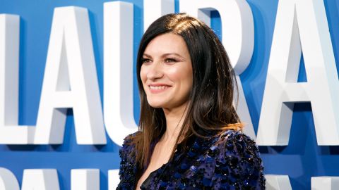 (VIDEO) Laura Pausini sufre una fuerte caída en concierto en Milán