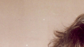 Ernestina Sodi flanqueada por sus hermanas Laura Zapata y Thalía en un evento/México, circa 1990.