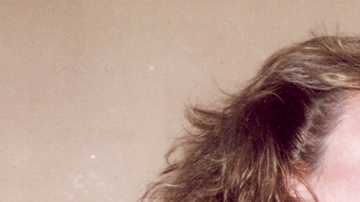 Ernestina Sodi flanqueada por sus hermanas Laura Zapata y Thalía en un evento/México, circa 1990.