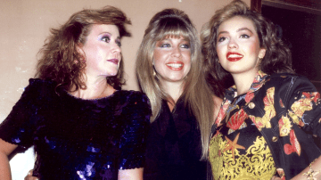 Ernestina Sodi flanqueada por sus hermanas Laura Zapata y Thalía en un evento/México, circa 1990.