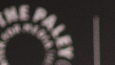 Actor de ‘Emily en París’ critica la serie y el elenco se molesta