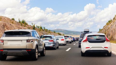 El camión y más de una docena de otros vehículos se incendiaron después del accidente en Michigan.