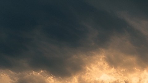 Un tornado tocó tierra el lunes cerca de Tulsa, según el NWS.