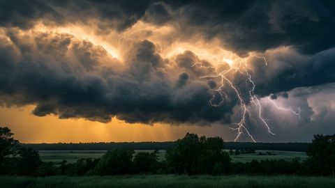Un tornado tocó tierra el lunes cerca de Tulsa, según el NWS.