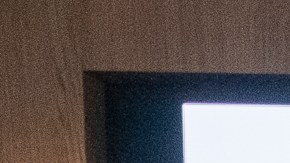 Modesto Morales posa para un retrato con sus hijos en el edificio de administración del puerto de Long Beach.