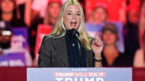 Trump elige a Pam Bondi para Fiscal General tras retirada de Matt Gaetz