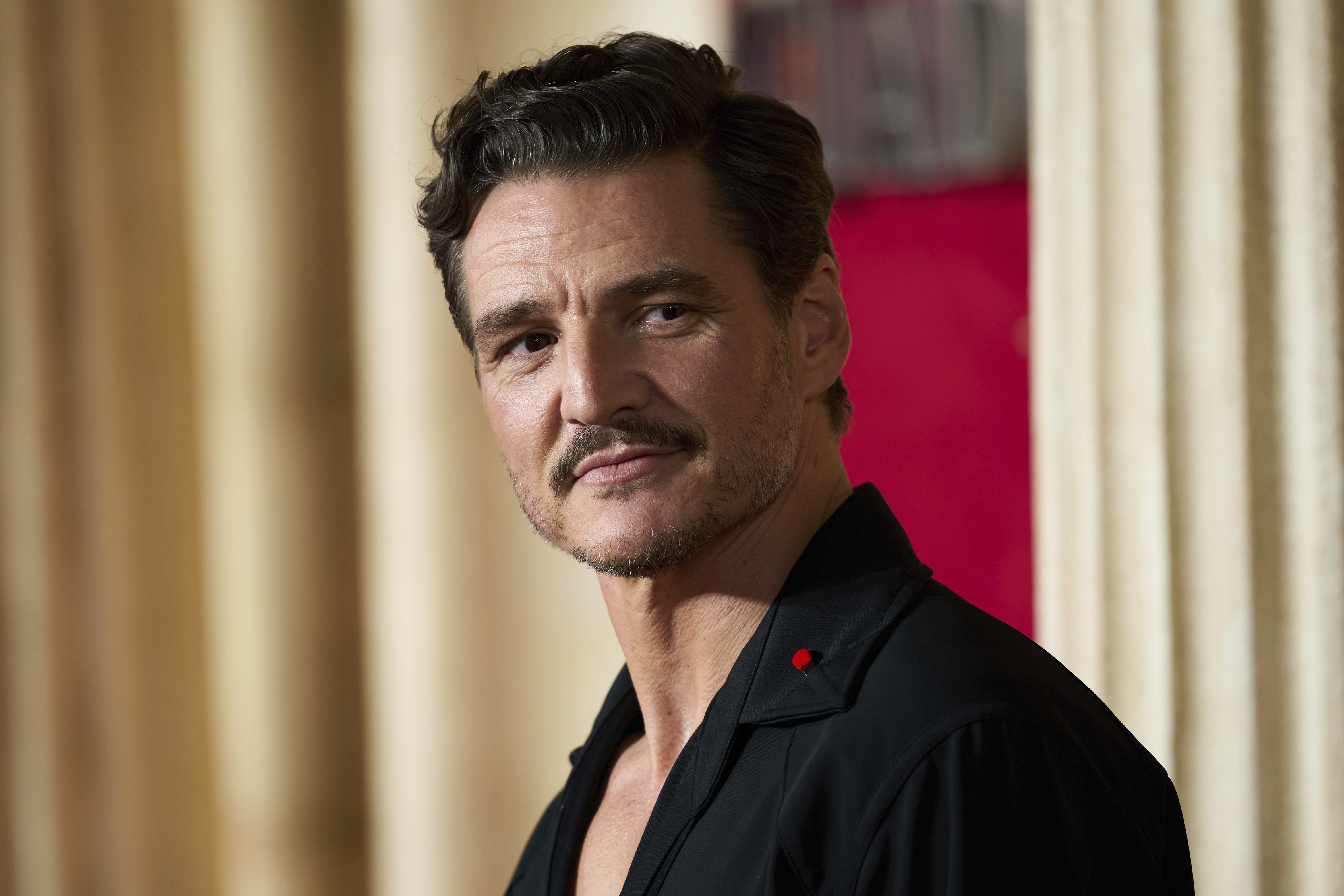 Pedro Pascal dio un vistazo a su look para