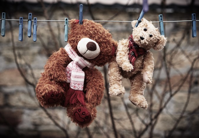 Es recomendado secar los peluches bajo el sol.