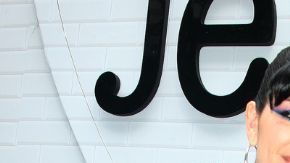 Izquierda: Cazzu es una de las invitadas a sumarse en la carroza del diseñador Jean Paul Gaultier durante la marcha de orgullo gay. Derecha: Pepe Aguilar en la alfombra de la 25 edición de los Latin Grammys en el Miami Beach Convention Center.