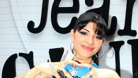 Izquierda: Cazzu es una de las invitadas a sumarse en la carroza del diseñador Jean Paul Gaultier durante la marcha de orgullo gay. Derecha: Pepe Aguilar en la alfombra de la 25 edición de los Latin Grammys en el Miami Beach Convention Center.