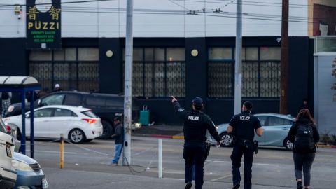 Policías en el área donde varias personas fueron apuñaladas en el Distrito Chinatown-Internacional en Seattle.