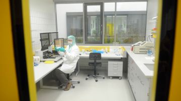 Im DNA Labor des Landeskriminalamts Mecklenburg-Vorpommern in Rampe bei Schwerin bestueckt Detlef Kauczinski, Sachverstaendiger fuer Forensische Biologie, Donnerstag, 15. Jan. 2009, einen Laborroboter mit DNA-Proben. Seit heute kommen im Labor des LKA in Mecklenburg-Vorpommern Roboter fuer die DNA-Analyse zum Einsatz. (AP Photo/Frank Hormann) --- Detlef Kauczinski is seen in a laboratory for DNA analysis at the State Office of Criminal Investigation in Rampe near Schwerin, northern Germany, Thursday, Jan. 15, 2009. (AP Photo/Frank Hormann)