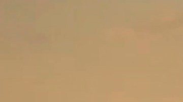 En esta imagen, tomada de un video distribuido por el servicio de prensa del Ministerio de Defensa de Rusia el 5 de noviembre de 2024, un bombardero Su-34 de las fuerzas aéreas rusas opera en la región fronteriza rusa de Kursk. (Servicio de prensa del Ministerio de Defensa de Rusia vía AP)