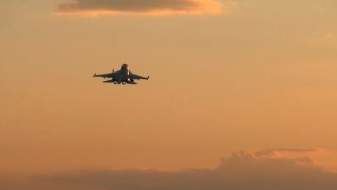 En esta imagen, tomada de un video distribuido por el servicio de prensa del Ministerio de Defensa de Rusia el 5 de noviembre de 2024, un bombardero Su-34 de las fuerzas aéreas rusas opera en la región fronteriza rusa de Kursk. (Servicio de prensa del Ministerio de Defensa de Rusia vía AP)