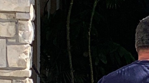 Los agentes arrestaron a los sospechosos de fraude.