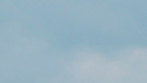 El avión sufrió daños y regresó a la puerta, donde los pasajeros fueron desembarcados de manera segura.