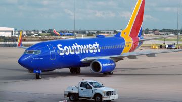 El avión sufrió daños y regresó a la puerta, donde los pasajeros fueron desembarcados de manera segura.