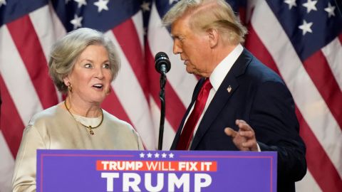 Trump agradeció a Susie Wiles en la noche en que se conoció que ganó las elecciones.