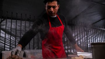 Omar Reyes solo tiene 20 años, pero ya es todo un maestro en el arte de los tacos.