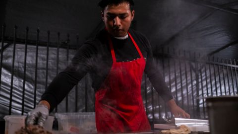 Omar Reyes solo tiene 20 años, pero ya es todo un maestro en el arte de los tacos.