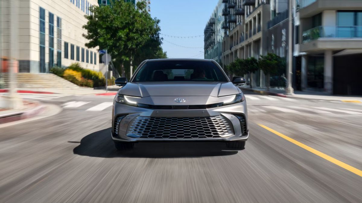 Toyota llama a revisión a más de 500,000 Camry por una falla digital