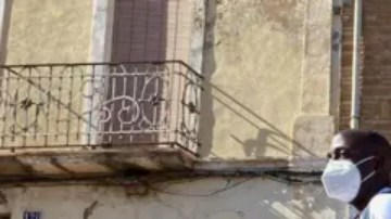 Un batallón de voluntarios se desplaza cada día hasta las zonas afectadas para ayudar en las tareas de limpieza.