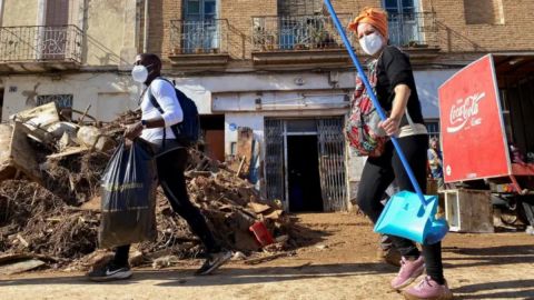 Un batallón de voluntarios se desplaza cada día hasta las zonas afectadas para ayudar en las tareas de limpieza.