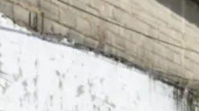 Un hombre abraza a un familiar tras ser liberado de la prisión de Tocuyito, en Venezuela.