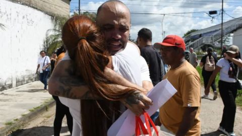 Un hombre abraza a un familiar tras ser liberado de la prisión de Tocuyito, en Venezuela.