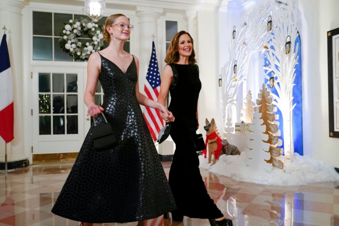 Actress Jennifer Garner arrives with her daughter Violet Affleck for the State Dinner with President Joe Biden and French President Emmanuel Macron at the White House in Washington, Thursday, Dec. 1, 2022. (AP Photo/Susan Walsh)