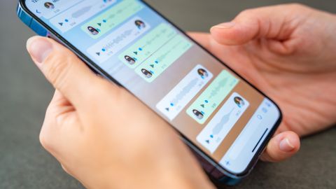 Tener que escuchar las notas de voz de WhatsApp ya no será necesario gracias a la nueva función de transcripción