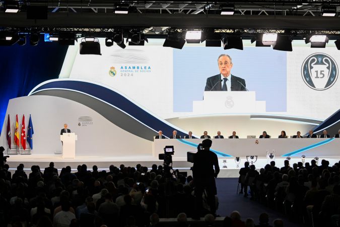 Florentino Pérez, presidente del Real Madrid, durante su presentación en la Asamblea General de Socios del club merengue que se llevó a cabo este domingo.