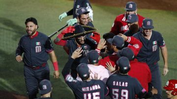 GUADALAJARA (MÉXICO), 13/11/2024.- Juan Pérez (c), de México, celebra una carrera con sus compañeros en un juego del Premier 12 de la Confederación Mundial de Béisbol y Sóftbol (WBSC) disputado contra Países Bajos, este miércoles, en el Estadio Panamericano de Béisbol, en Guadalajara, Jalisco (México). EFE/Francisco Guasco