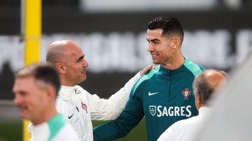 Cristiano Ronaldo conversando con el entrenador de la Selección de Portugal, Roberto Martínez, en el arranque de la concentración lusa este lunes en Oeiras.