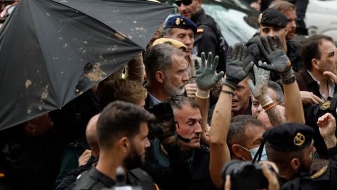 Los guardias del rey de España tuvieron que protegerlo de agresiones.