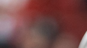 Robert Lewandowski abraza y felicita a Lamine Yamal, uno de los mejores jugadores del campeonato hasta el momento.