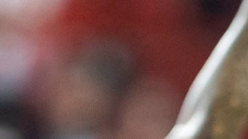 Robert Lewandowski abraza y felicita a Lamine Yamal, uno de los mejores jugadores del campeonato hasta el momento.