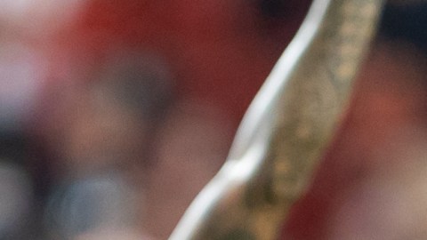 Robert Lewandowski abraza y felicita a Lamine Yamal, uno de los mejores jugadores del campeonato hasta el momento.