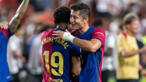 Robert Lewandowski abraza y felicita a Lamine Yamal, uno de los mejores jugadores del campeonato hasta el momento.