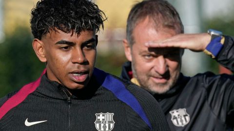 El director técnico del FC Barcelona, Hansi Flick, junto a Lamine Yamal durante un entrenamiento del cuadro catalán previo a su partido de este sábado por LaLiga.