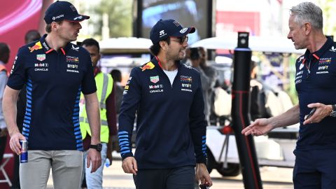 Sergio "Checo" Pérez junto a Max Verstappen antes de lo que fue la clasificación para la carrera Sprint en Qatar.