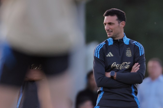 El seleccionador de Argentina, Lionel Scaloni, atento durante un entrenamiento en las instalaciones del predio de la AFA en Ezeiza a las afueras de Buenos Aires.