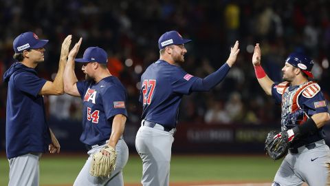 GUADALAJARA (MÉXICO), 14/11/2024.- Jugadores de Estados Unidos celebran un triunfo ante México este jueves, en un juego del Premier 12 de la Confederación Mundial de Béisbol y Sóftbol (WBSC) realizado en el Estadio Panamericano de Béisbol, en Guadalajara, Jalisco (México). EFE/Francisco Guasco