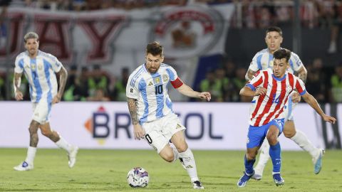 AMDEP9914. ASUNCIÓN (PARAGUAY), 14/11/2024.- Andrés Cubas (d) de Paraguay disputa un balón con Lionel Messi (c) de Argentina este jueves, durante un partido de las eliminatorias sudamericanas al Mundial de Fútbol 2026, entre Paraguay y Argentina en el estadio Defensores del Chaco, en Asunción (Paraguay). EFE/ Juan Pablo Pino