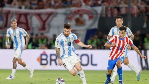 AMDEP9914. ASUNCIÓN (PARAGUAY), 14/11/2024.- Andrés Cubas (d) de Paraguay disputa un balón con Lionel Messi (c) de Argentina este jueves, durante un partido de las eliminatorias sudamericanas al Mundial de Fútbol 2026, entre Paraguay y Argentina en el estadio Defensores del Chaco, en Asunción (Paraguay). EFE/ Juan Pablo Pino