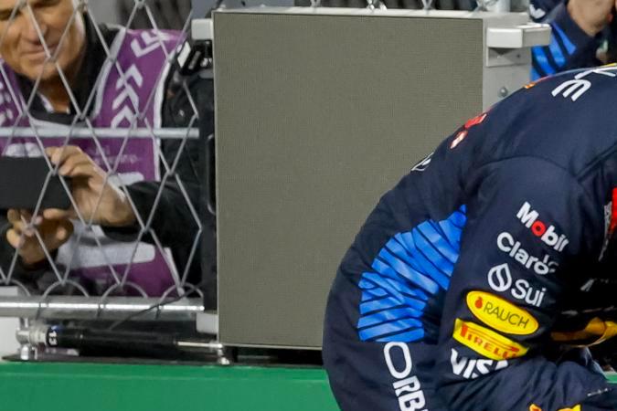 Max Verstappen, de la escudería Red Bull, celebra luego de asegurar en el Gran Premio de Las Vegas su cuarta corona consecutiva de la Fórmula 1.